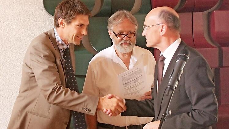Die neuen Kreisräte Andreas Dellert und Harald Kuhn mit Landrat Wilhelm Schneider (von links) nach ihrer Vereidigung. Foto: Andreas Lösch