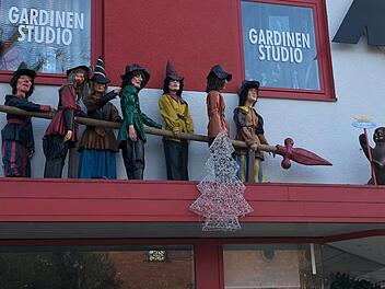 In diesem Jahr zeigt Heinz Schmidt an seinem Gebäude in der Johann-Knoch-Gasse "Die sieben Schwaben". Foto: Alexander Löffler