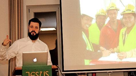 Eindrucksvoll schilderte Pfarrer Michael Thiedmann bei seinem Vortrag die seelsorgerliche Arbeit in der Seemannsmission. Foto: Günther Geiling