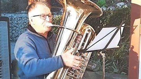 In Heilgersdorf beteiligten sich gleich 13 Mitglieder des Posaunenchors an der Aktion "Musik aus dem Fenster", wie hier Roland Schuhmann. Er spielte die "Ode an die Freude" lieber im eigenen Garten.