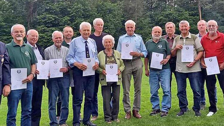 Ehrungen für langjährige Mitgliedschaft bei der KSK Frankenbrunn: (von links) Vorsitzender Herbert Schmid gratuliert Edwin Halbleib, Günter Kolb, Robert Fröhlich, Johannes Wolf, Eugen Baumgart, Herbert Marschhäuser, Irmgard Heinrich, Edwin Meder, ...