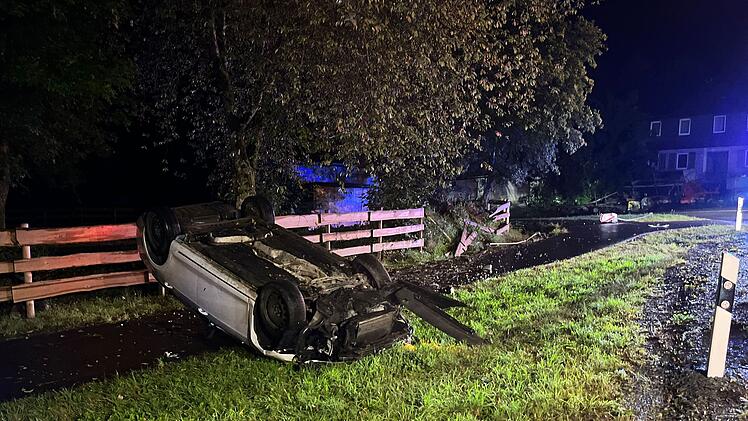 Auto überschlägt sich in Nordhalben