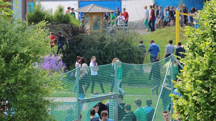 Beliebter Treffpunkt der Jugend - nicht nur während der Pausen.Foto: Kiesewetter