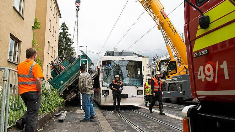 Ein Kran sollte den Lkw am Nachmittag bergen. Foto: Tobias Köpplinger