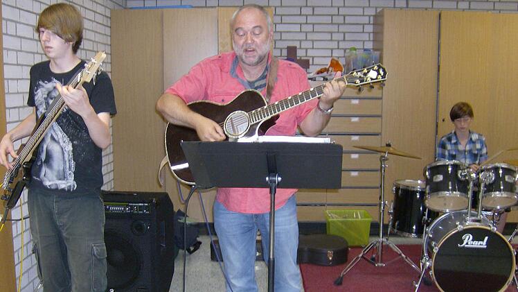 Martin Schütz (l.) am Bass und sein Bruder Nico am Schlagzeug proben mit Wolfgang Buck (M.) für das Konzert am 12. Juli. Fotos; Malbrich