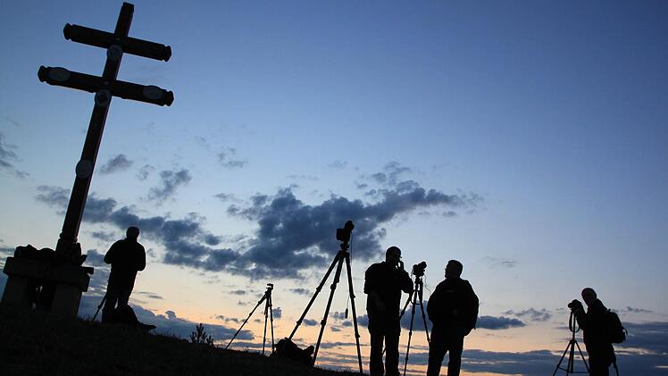 Blaue Stunde auf dem Staffelberg: Die Fotografen haben ihre Stative aufgebaut, fachsimpeln und suchen nach außergewöhnlichen Motiven. Foto: Matthias Einwag