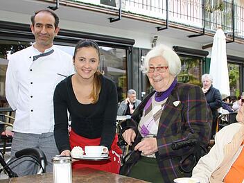 Chef, Bedienung und Gast sind sich einig: Von der Abschaffung der Sommerzeit halten weder (von links) Vito Parrillo, noch seine Mitarbeiterin Anna, noch die Bad Kissingerin Annemarie Arnold etwas. Foto: Ralf Ruppert