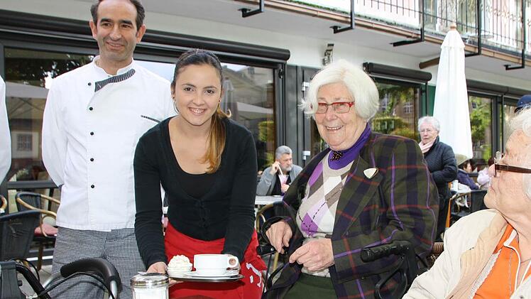 Chef, Bedienung und Gast sind sich einig: Von der Abschaffung der Sommerzeit halten weder (von links) Vito Parrillo, noch seine Mitarbeiterin Anna, noch die Bad Kissingerin Annemarie Arnold etwas. Foto: Ralf Ruppert