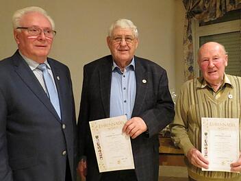 Vorsitzender Erich Schießer (von links) wurde wie Herbert Huppmann und Reinhold Schaub für 40-jährige Mitgliedschaft im Obst- und Gartenbauverein Euerdorf ausgezeichnet. Schießer, der seit 18 Jahren Vorsitzender ist, erhielt zudem eine besondere Ehrung.  Foto: Doris Bauer