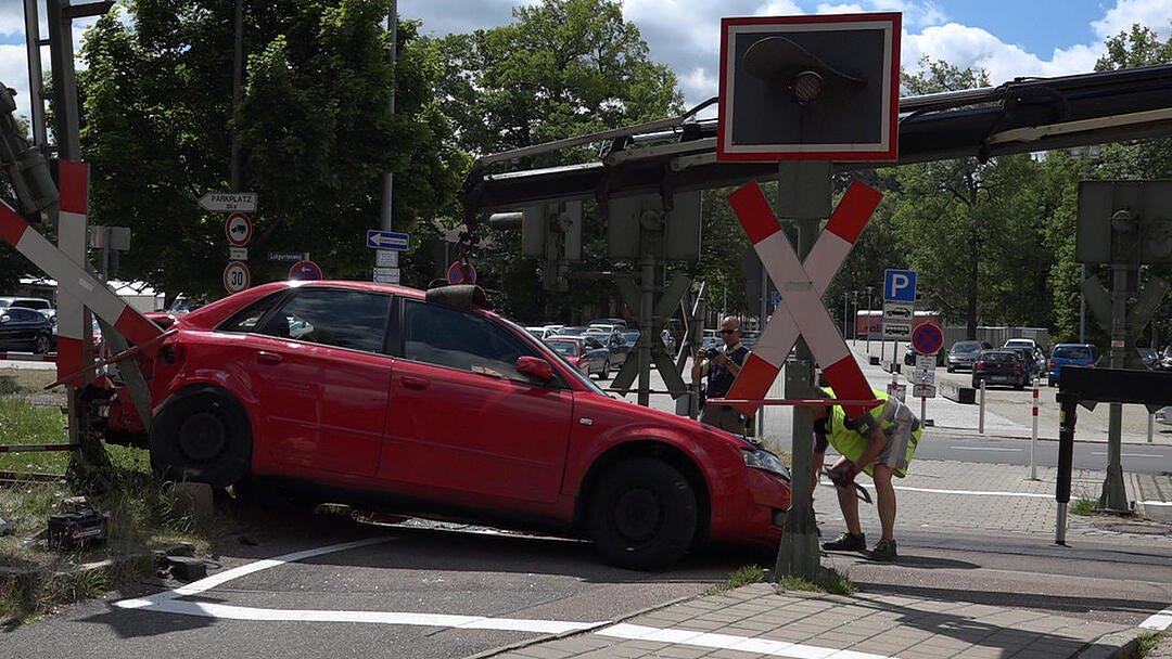 Auto fährt in Roth trotz Warnzeichen auf Gleise und wird von Zug erfasst