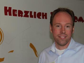 Dr. Christian Kloeters (39), der Geschäftsführer der Kronacher Helios-Klinik, steht zwischen Konzernleitung und seinen gut 600 Mitarbeitern. Foto: Veronika Schadeck