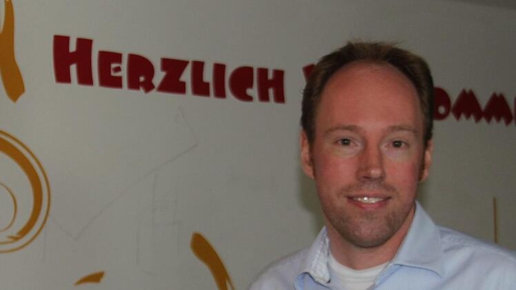 Dr. Christian Kloeters (39), der Geschäftsführer der Kronacher Helios-Klinik, steht zwischen Konzernleitung und seinen gut 600 Mitarbeitern. Foto: Veronika Schadeck