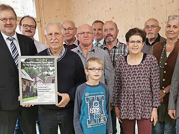 Friedhelm Haun, Bezirksverband Oberfranken f&uuml;r Gartenbau und Landespflege (1. v. l.), B&uuml;rgermeister Georg Hollet (2. v. l.), Vorsitzender Friedrich Hippacher (4. v. l.), stellvertretender Vorsitzender des Kreisverbandes f&uuml;r Gartenbau und Landespflege Bamberg Vitus Beck (1. v. r.) sowie Kreisfachberaterin f&uuml;r Gartenkultur und Landespflege Claudia K&uuml;hnel, Landratsamt Bamberg (2. v. r.) im Kreise der Vereinsmitglieder Foto: p