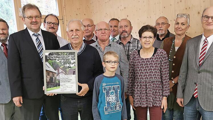 Friedhelm Haun, Bezirksverband Oberfranken f&uuml;r Gartenbau und Landespflege (1. v. l.), B&uuml;rgermeister Georg Hollet (2. v. l.), Vorsitzender Friedrich Hippacher (4. v. l.), stellvertretender Vorsitzender des Kreisverbandes f&uuml;r Gartenbau und Landespflege Bamberg Vitus Beck (1. v. r.) sowie Kreisfachberaterin f&uuml;r Gartenkultur und Landespflege Claudia K&uuml;hnel, Landratsamt Bamberg (2. v. r.) im Kreise der Vereinsmitglieder Foto: p