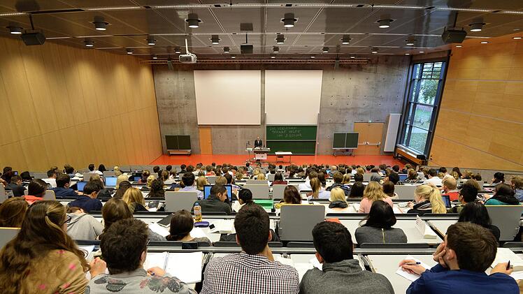 In deutschen Vorlesungssälen sitzen mehr Studierende ohne Abitur als jemals zuvor. Symbolbild: Ralf Hirschberger/dpa