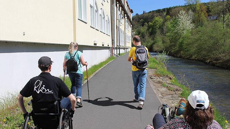 Barrierefrei befahrbar: der Radweg entlang der Sinn Foto: Julia Raab