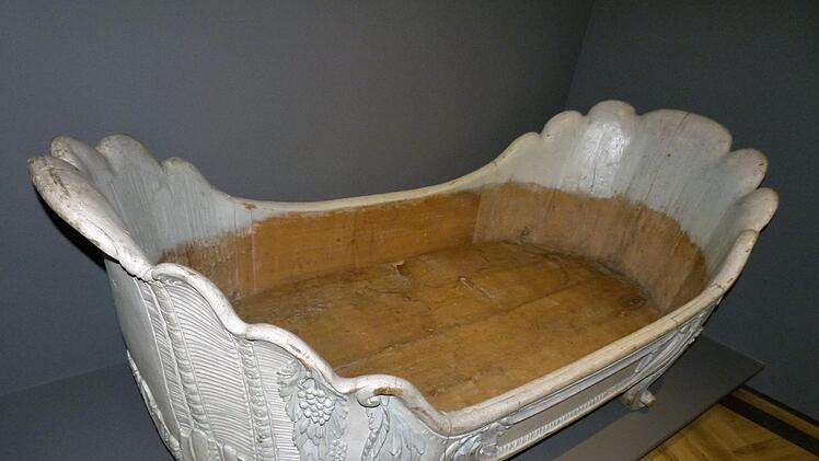 König Max II. und Prinz Luitpold sollen in dieser Badewanne (um 1860) geplanscht haben. Fotos: Marion Krüger-Hundrup