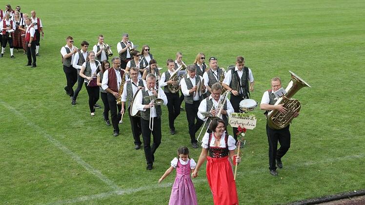 Der Festzug in Langensendelbach Foto: Barbara Herbst