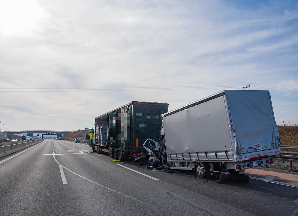 Tödlicher Unfall auf der A3: Stauende übersehen - Kleinlaster prallt mit voller Wucht auf Lkw