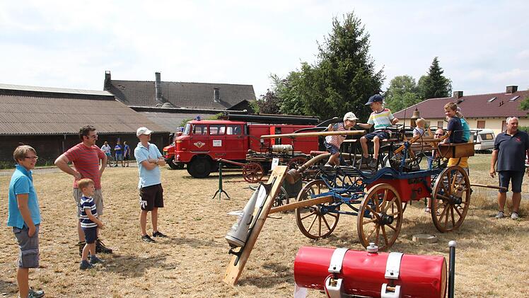 Die technische Entwicklung der Feuerwehren zeigte das 1. Feuerwehr-Oldtimertreffen sehr eindrucksvoll auf. Foto: Michael Stelzner