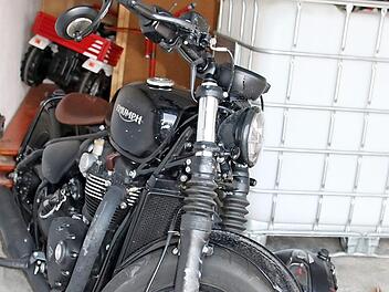 Die total besch&auml;digte Maschine des Motorradfahrers