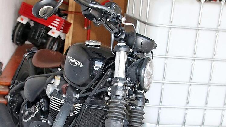 Die total besch&auml;digte Maschine des Motorradfahrers