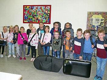 15 Jungen und Mädchen erhielten ihre Instrumente für die Bläserklasse der Grundschule Wilhelmsthal.  Foto: Heike Schülein