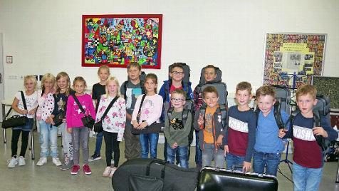 15 Jungen und Mädchen erhielten ihre Instrumente für die Bläserklasse der Grundschule Wilhelmsthal.  Foto: Heike Schülein