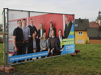 Am Ortseingang von Oberleichtersbach wirbt die CSU für ihre Kandidaten. Foto: Ulrike Müller