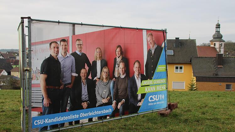 Am Ortseingang von Oberleichtersbach wirbt die CSU für ihre Kandidaten. Foto: Ulrike Müller