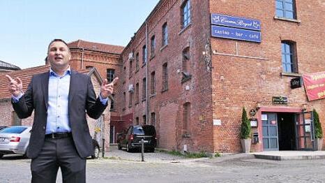 Das LCC-Kommunalunternehmen samt seinem Vorsitzenden Jürgen Baumgärtner hat große Pläne mit dem Kühnlenzhof.  Foto: Sandra Hackenberg