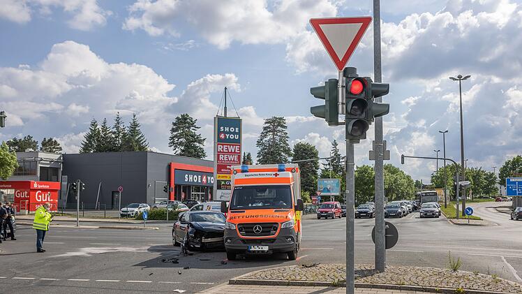 Rettungswagen verunfallt auf dem Weg zum Einsatz