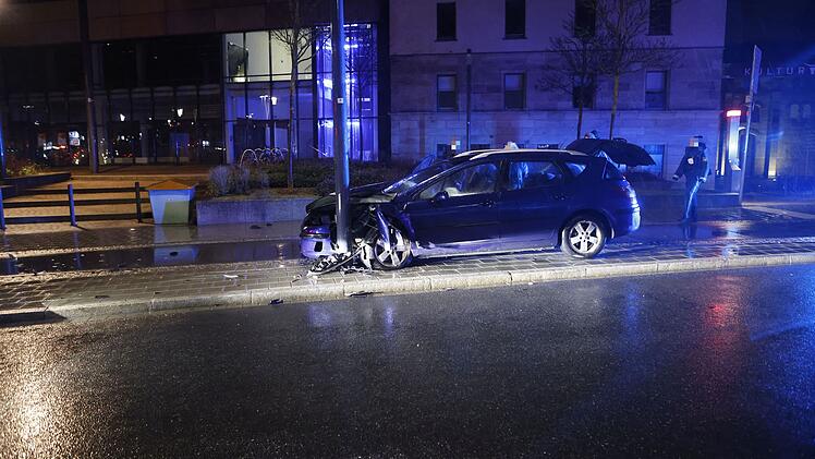 Auto prallt in Fürth gegen Laterne