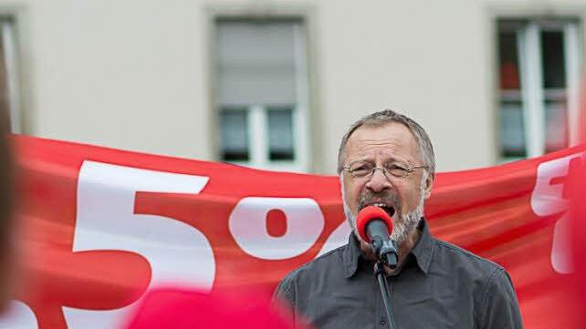 IG Metall-Bevollmächtigter Walther Mann spricht vor den Streikenden.