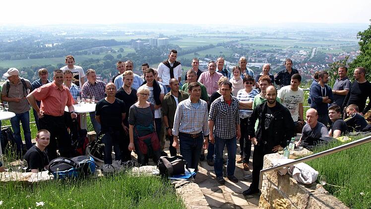 Auf der Aussichtsplattform verkosteten die Soldatinnen und Soldaten einen Silvaner vom Zeiler Kapellenberg. Die Exkursion organisierte Oberstleutnant Volker Ortloff (Mitte).  Foto: wo