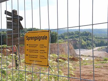 Die Steinwerke Kaider Neupert-Kalk können momentan nicht mit einer Erweiterung des Steinbruchs Deisenstein planen. Das Unternehmen ist bereit, bei einer Erweiterung auf Sprengungen zu verzichten. Sie will auf eine lärmarme Fräsmaschine umstellen. Doch der Stadtrat gibt in dem Genehmigungsverfahren kein grünes Licht. Das letzte Wort hat das Landratsamt. Foto: Sebastian Martin