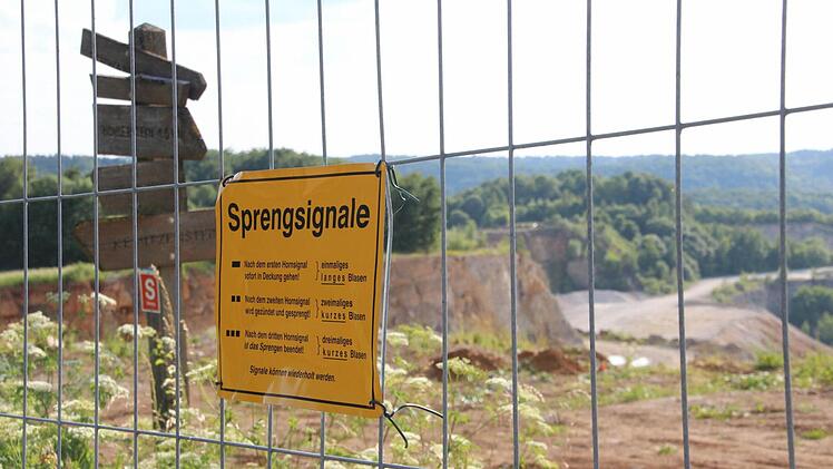 Die Steinwerke Kaider Neupert-Kalk können momentan nicht mit einer Erweiterung des Steinbruchs Deisenstein planen. Das Unternehmen ist bereit, bei einer Erweiterung auf Sprengungen zu verzichten. Sie will auf eine lärmarme Fräsmaschine umstellen. Doch der Stadtrat gibt in dem Genehmigungsverfahren kein grünes Licht. Das letzte Wort hat das Landratsamt. Foto: Sebastian Martin