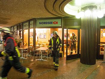 Die Feuerwehrmänner in der U-Bahn-Etage im Einsatz Foto: News5 / Grundmann