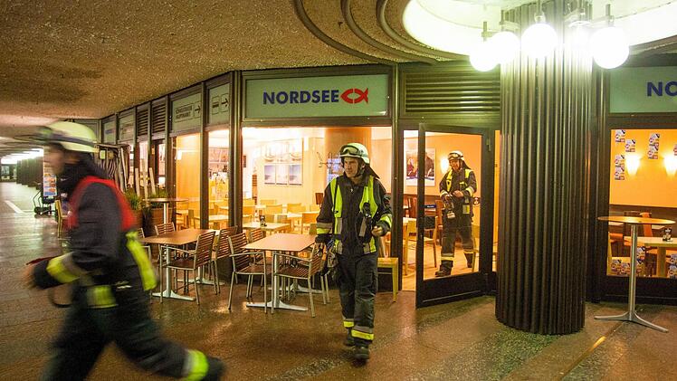 Die Feuerwehrmänner in der U-Bahn-Etage im Einsatz Foto: News5 / Grundmann