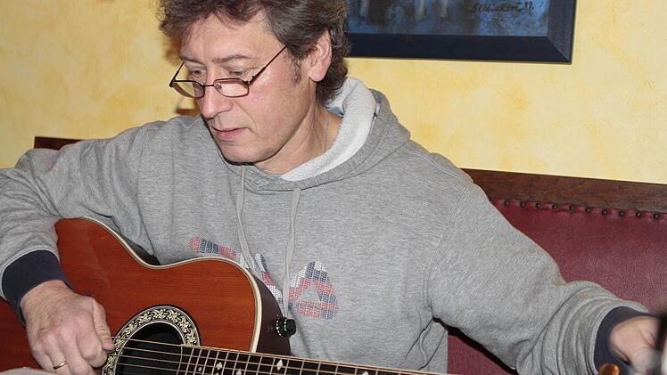 Thomas Heinl stimmr die Gitarre