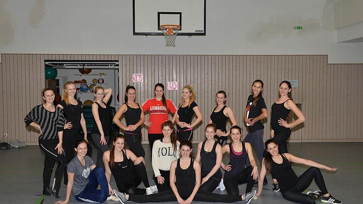 Das Brose Baskets Dance Team tritt pro Heimspiel bis zu neun Mal auf. Foto: Ronald Rinkelf