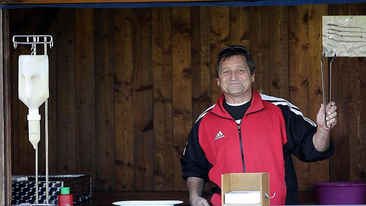 Joachim Kraus sorgt im Bratwursthäuschen dafür, dass niemand hungrig nach Hause gehen muss.