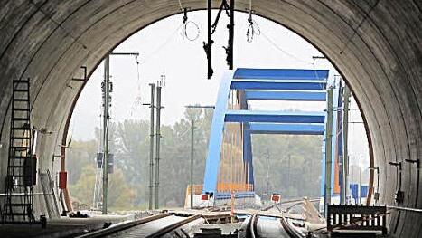 Das Südportal des Eierbergtunnels und die sich daran anschließende Flutmuldenbrücke bei Wiesen. Über dieses Portal gelangen die Retter notfalls auch mit Fahrzeugen in den ICE-Tunnel.