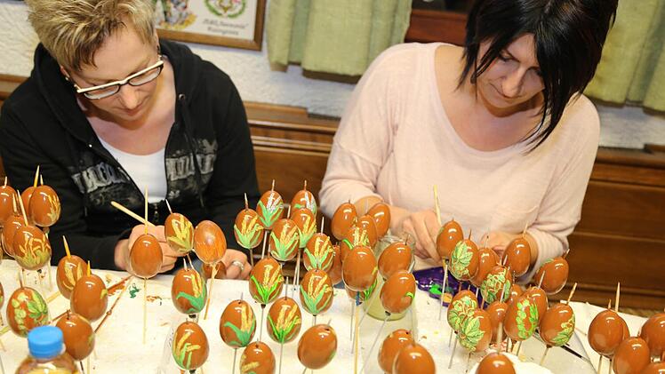 Die Eier werden mit Hopen und Ähren bemalt. Foto: Franz Galster