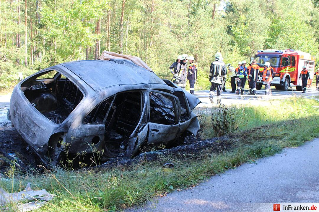 Frontalcrash fordert zwei Tote - Auto geht in Flammen auf