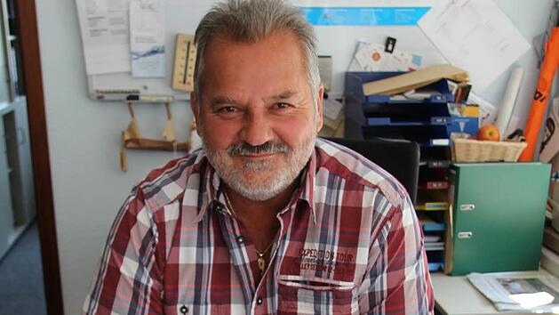 Arno Luthardt am Schreibtisch seines Büros. Zum 1. Oktober verabschiedet der Beamte aus dem Berufsleben bei der Verwaltungsgemeinschaft Grub am Forst. Foto: Alexandra Kemnitzer