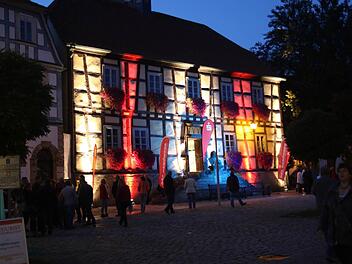Ähnlich wie kürzlich bei der Nacht des Handwerks soll, falls finanziell möglich, die Beleuchtung im Zuge der Modernisierung des Rathauses im Zuge des KIP realisiert werden. Foto: Archiv/Michael Stelzner