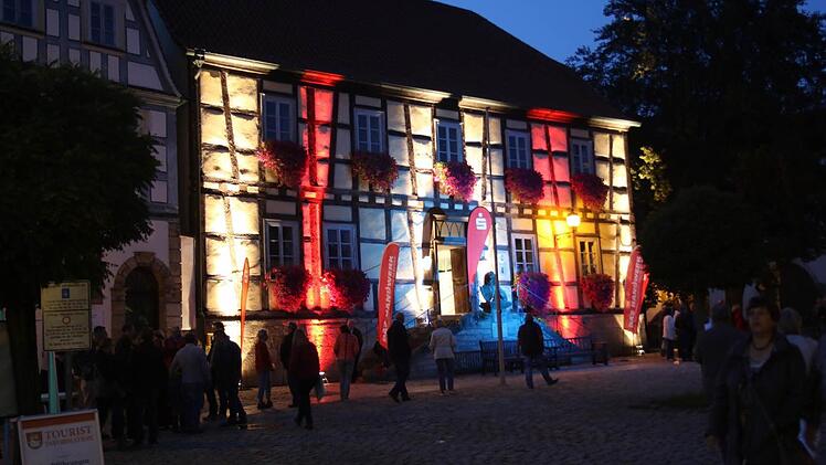 Ähnlich wie kürzlich bei der Nacht des Handwerks soll, falls finanziell möglich, die Beleuchtung im Zuge der Modernisierung des Rathauses im Zuge des KIP realisiert werden. Foto: Archiv/Michael Stelzner