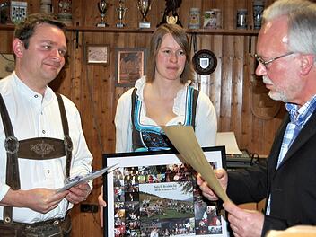Der langjährige Dirigent Georg Schaller (links) wird vom Vereinsvorsitzenden Hubert Schneider und seiner Stellvertreterin Celia Reuter mit Geschenken verabschiedet.  Fotos: Sigismund von Dobschütz