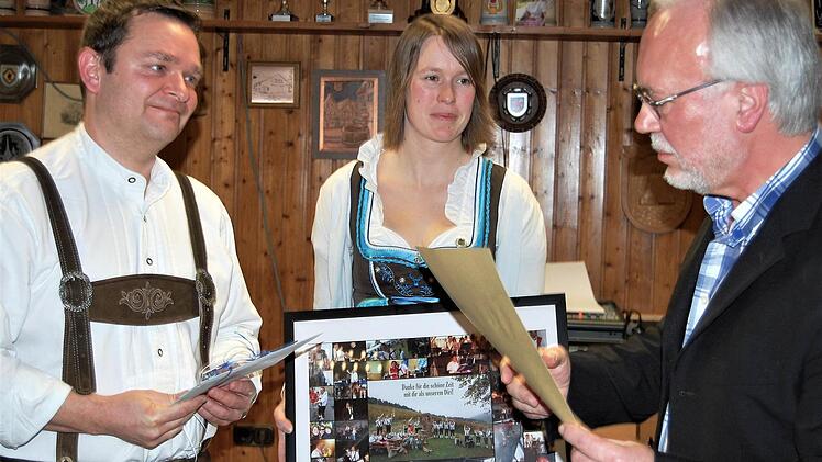 Der langjährige Dirigent Georg Schaller (links) wird vom Vereinsvorsitzenden Hubert Schneider und seiner Stellvertreterin Celia Reuter mit Geschenken verabschiedet.  Fotos: Sigismund von Dobschütz
